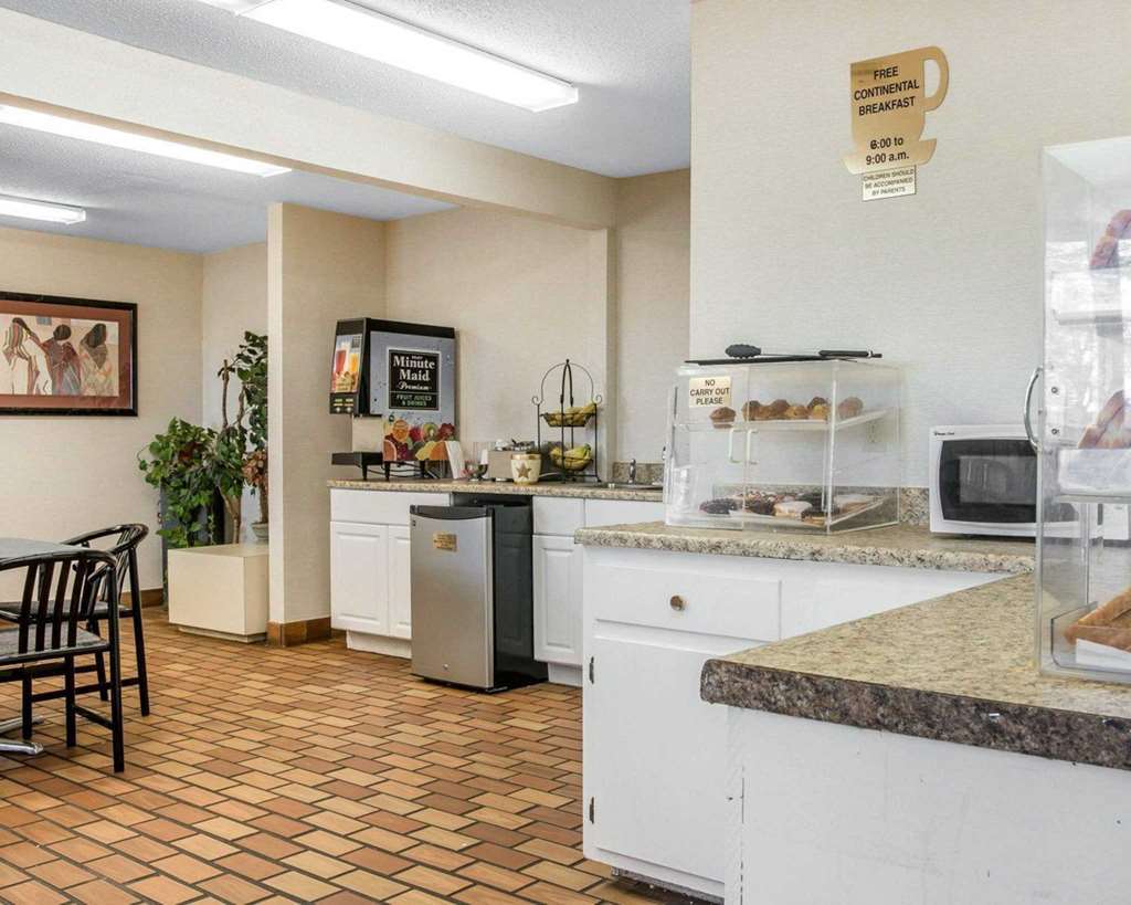 Econo Lodge Holland Restaurant photo
